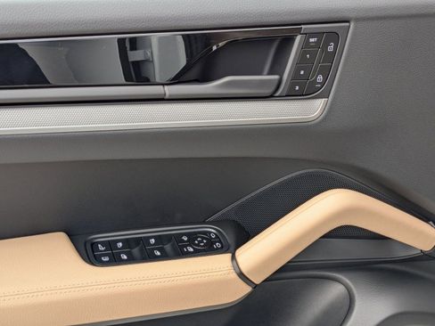 Certified 2025 Porsche Cayenne E-Hybrid image 15