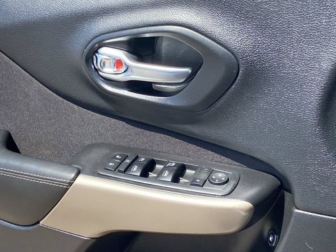 Used 2018 Jeep Cherokee Latitude w/ Safety Group AWD/4WD image 18
