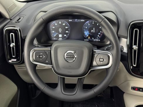 Used 2022 Volvo XC40 T5 Momentum w/ Premium Package image 19