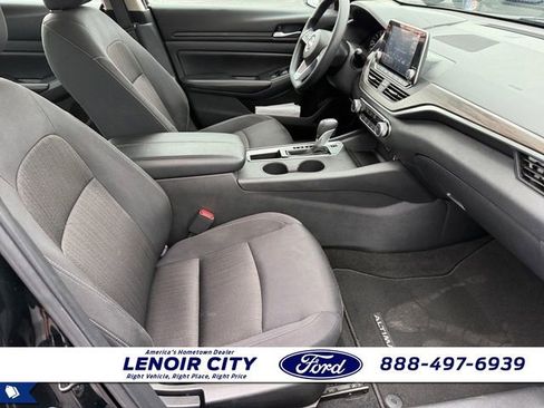 Used 2025 Nissan Altima 2.5 SV FWD image 12