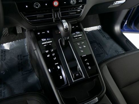 Used 2025 Porsche Macan image 25