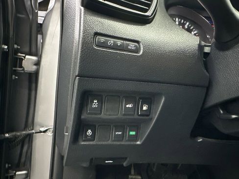 Used 2018 Nissan Rogue SV w/ Premium Package FWD image 33