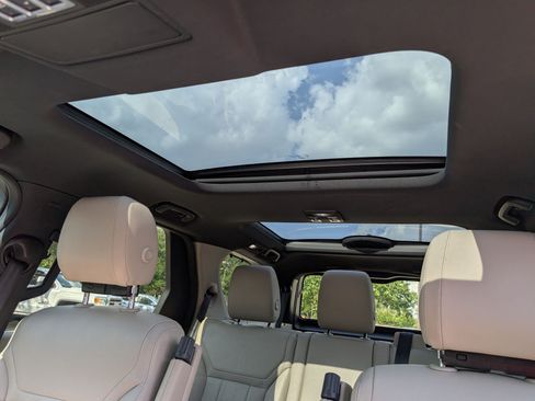 Used 2018 Land Rover Discovery SE AWD/4WD image 28