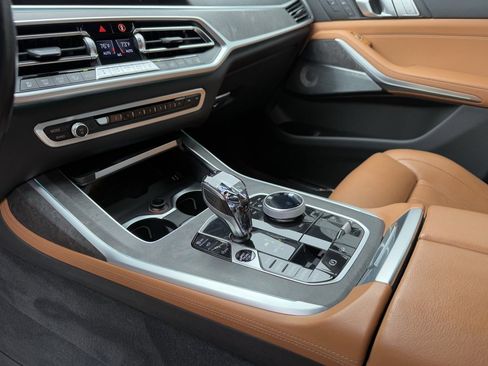 Used 2021 BMW X7 M50i image 13