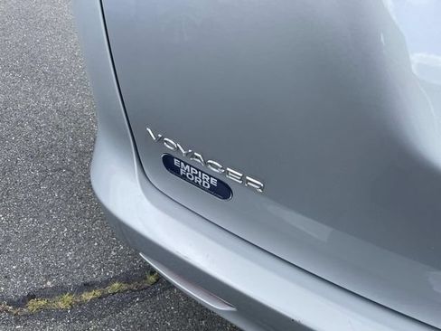 Used 2023 Chrysler Voyager LX FWD image 5