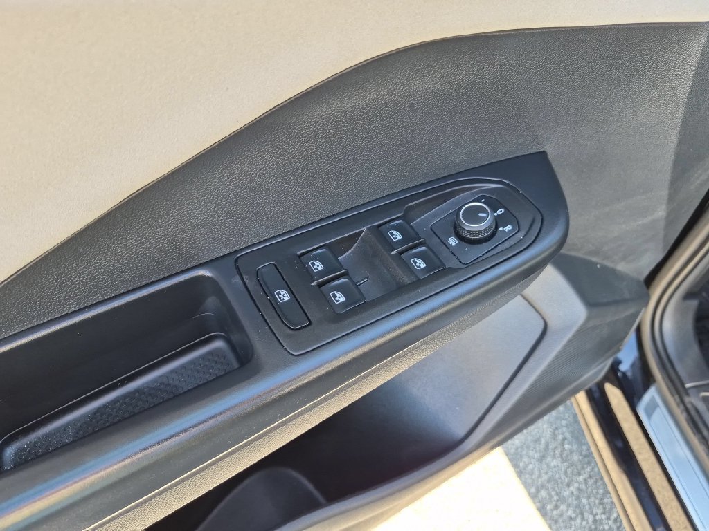 Used 2025 Volkswagen Taos SE AWD/4WD image 13