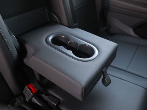 Used 2018 Volkswagen Tiguan SE image 32