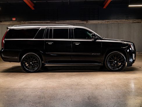 Used 2020 Cadillac Escalade ESV Premium Luxury image 10