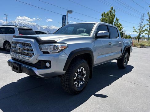 Used 2017 Toyota Tacoma TRD Off-Road AWD/4WD image 3