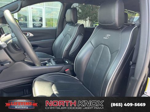 Used 2025 Chrysler Pacifica Limited FWD image 5