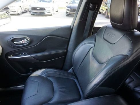 Used 2019 Jeep Cherokee Limited FWD image 29