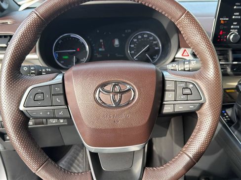 Used 2023 Toyota Sienna Platinum FWD image 21