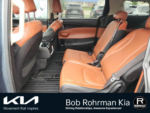 Used 2025 Kia Carnival SX w/ SX Dark Edition Package FWD image 10