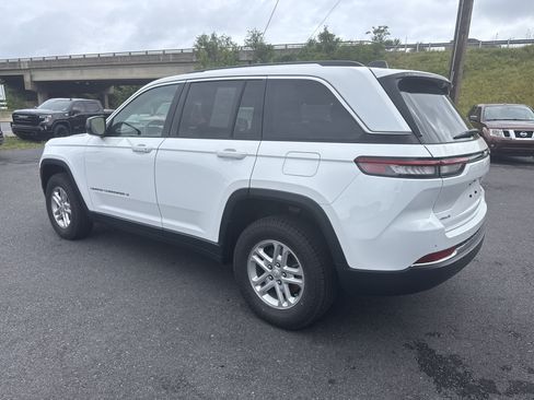 Used 2023 Jeep Grand Cherokee Laredo w/ Luxury Tech Group I AWD/4WD image 8