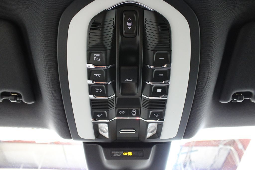 Used 2025 Porsche Macan S AWD/4WD image 35