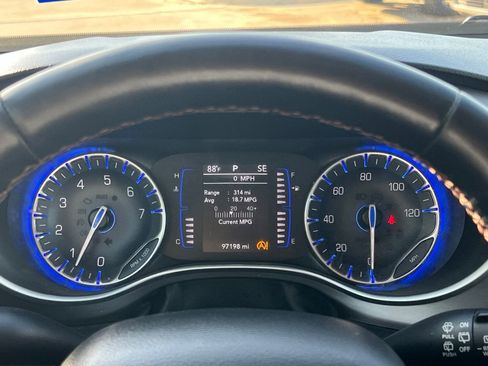 Used 2020 Chrysler Pacifica Touring-L FWD image 30