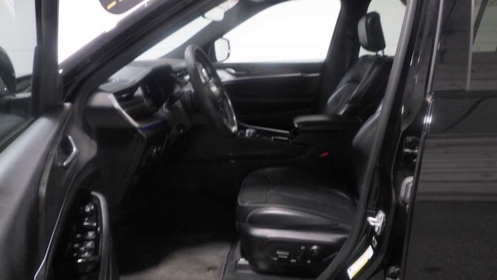 Used 2023 Jeep Grand Cherokee L Overland AWD/4WD image 8