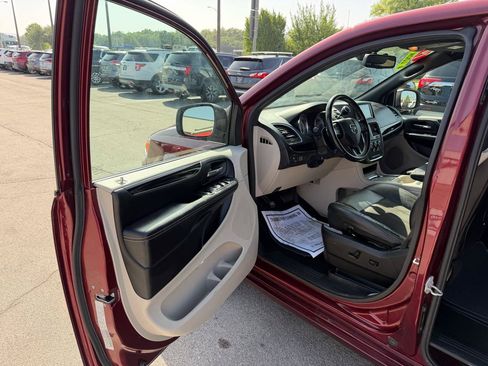 Used 2019 Dodge Grand Caravan SXT FWD image 15