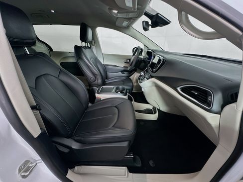 Used 2024 Chrysler Pacifica Touring-L image 30