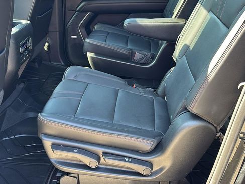 Used 2021 Chevrolet Suburban RST w/ Luxury Package RWD image 15