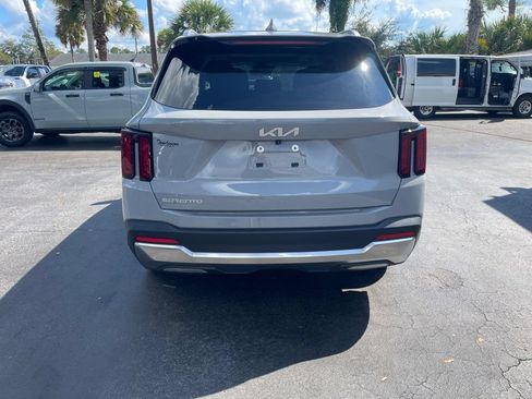 Used 2025 Kia Sorento S w/ Panoramic Sunroof Package FWD image 4