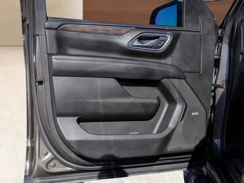 Used 2021 Chevrolet Suburban Z71 image 24