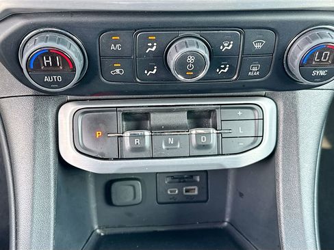 Used 2023 GMC Acadia SLT image 16