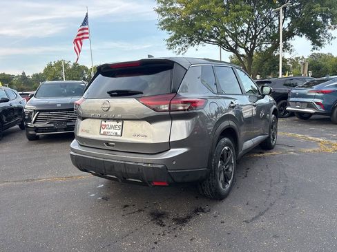 Used 2024 Nissan Rogue SV image 8