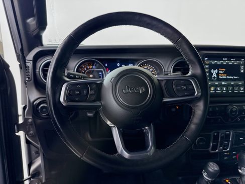 Used 2018 Jeep Wrangler Unlimited Sahara AWD/4WD image 12