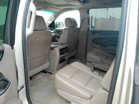 Used 2016 Chevrolet Suburban LT RWD image 18