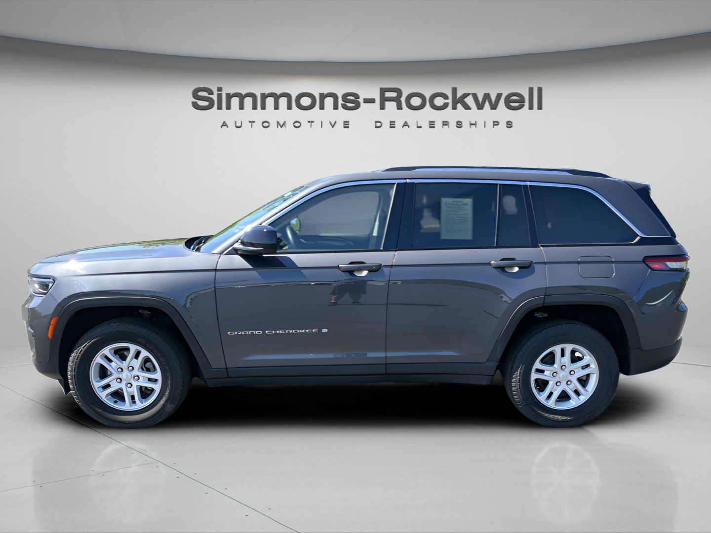 Used 2022 Jeep Grand Cherokee Laredo w/ Luxury Tech Group I AWD/4WD image 2