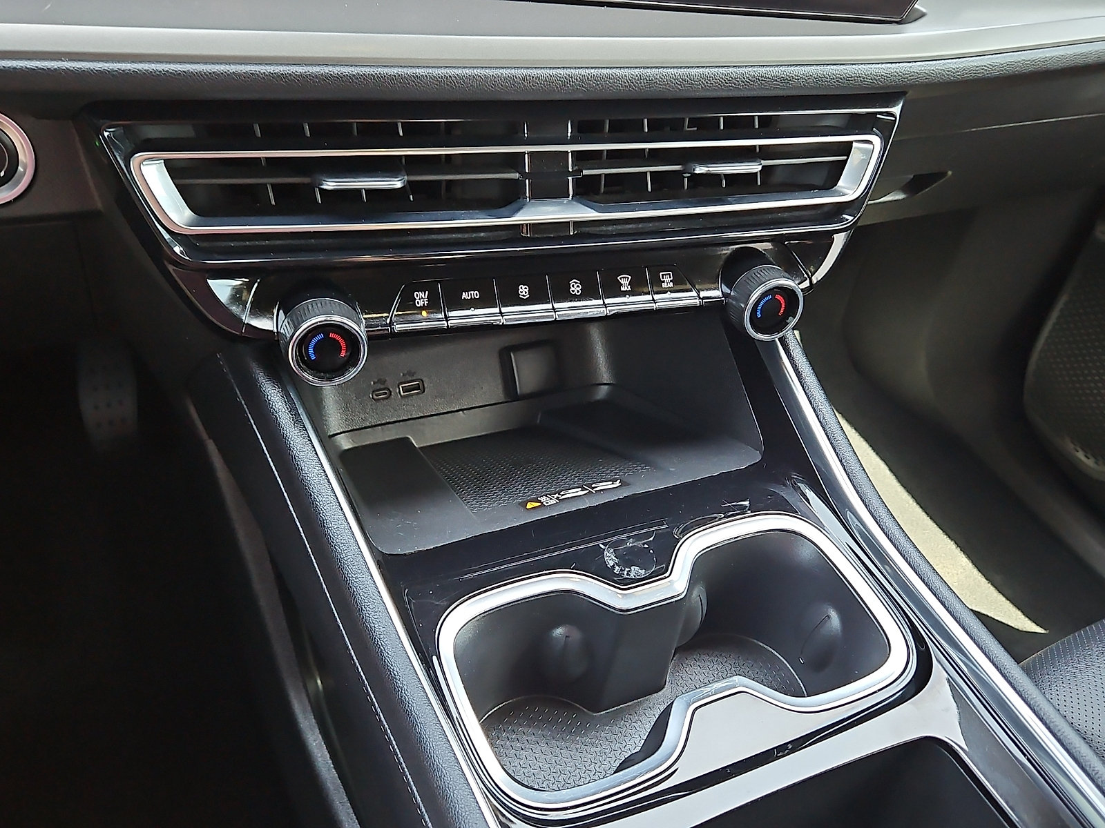 Used 2025 Chevrolet Traverse LT FWD image 14
