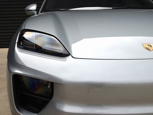 Certified 2025 Porsche Macan 4S Electric image 15