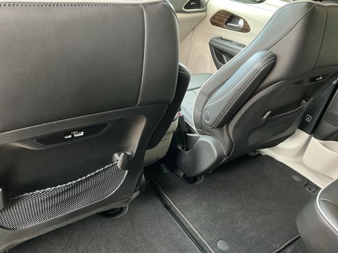 Used 2023 Chrysler Pacifica Limited image 30