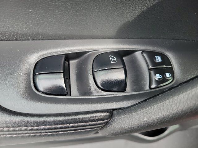 Used 2018 Nissan Rogue SV AWD/4WD image 11