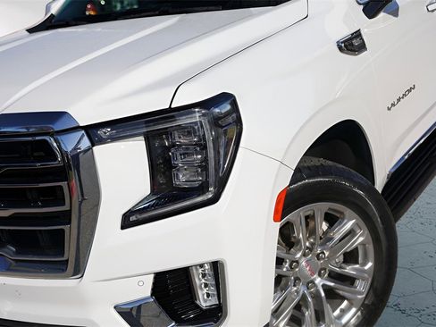 Used 2021 GMC Yukon XL SLT w/ SLT Premium Package image 3