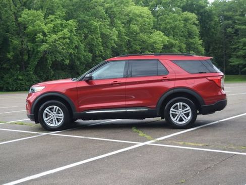Used 2023 Ford Explorer XLT w/ Equipment Group 202A AWD/4WD image 23