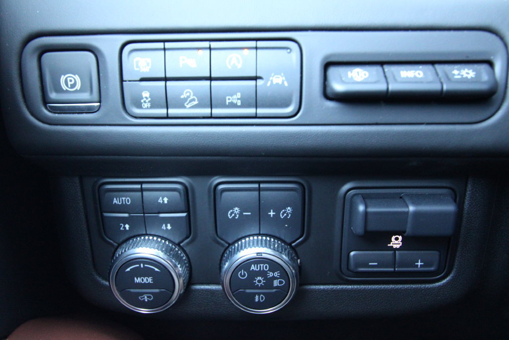 Used 2024 GMC Yukon XL Denali Ultimate AWD/4WD image 26