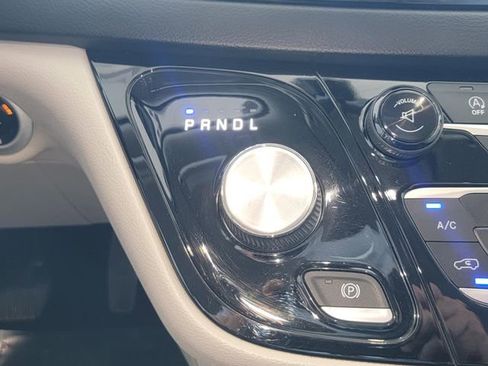 Used 2017 Chrysler Pacifica Touring-L image 20