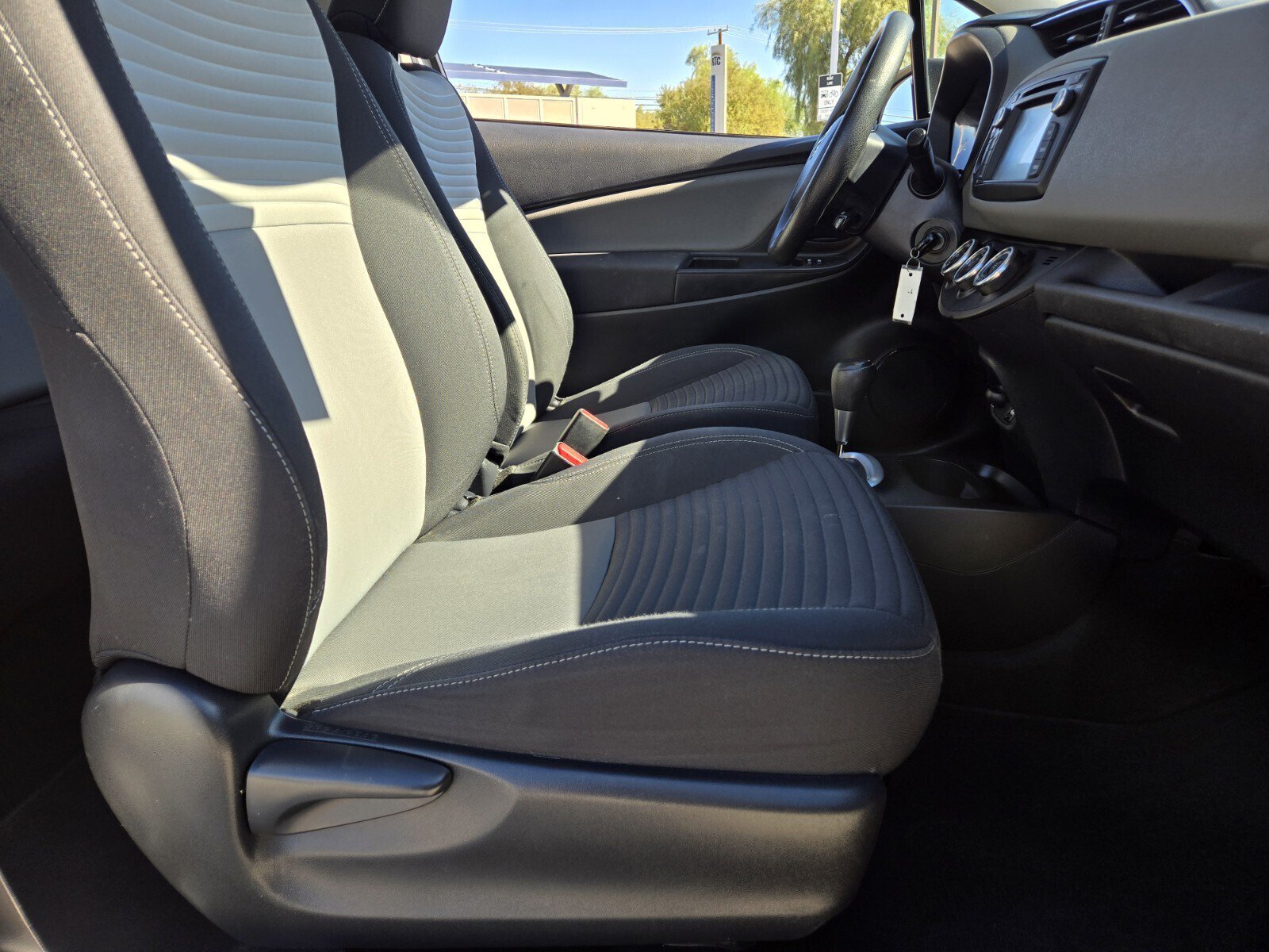 Used 2018 Toyota Yaris LE w/ Carpet Mat Package FWD image 9