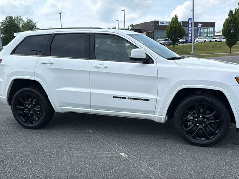 Used 2021 Jeep Grand Cherokee Laredo X AWD/4WD image 3