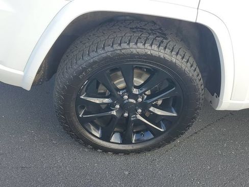 Used 2020 Jeep Grand Cherokee Altitude AWD/4WD image 5
