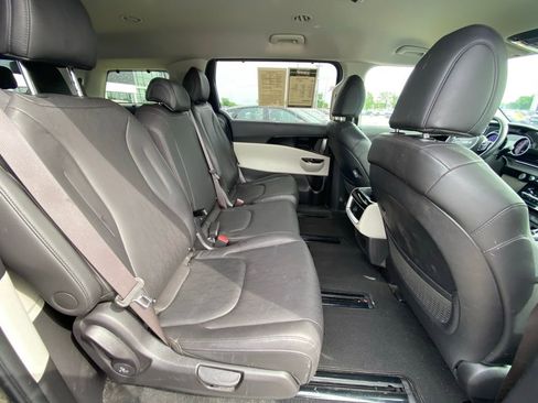 Used 2024 Kia Carnival EX FWD image 28