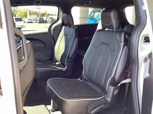 New 2026 Chrysler Pacifica Limited image 26