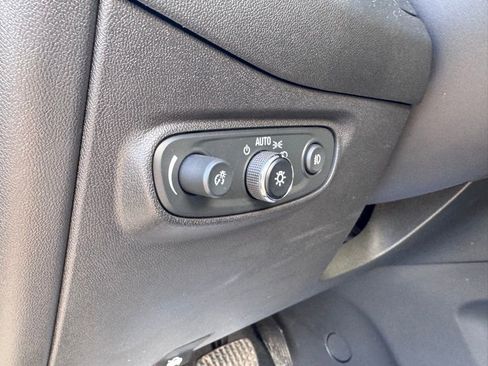 Used 2021 Chevrolet Equinox LT image 12