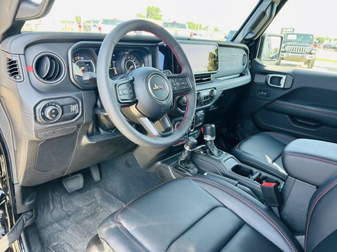 Used 2024 Jeep Gladiator Rubicon AWD/4WD image 16