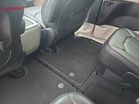 Used 2023 Chrysler Pacifica Touring-L image 8