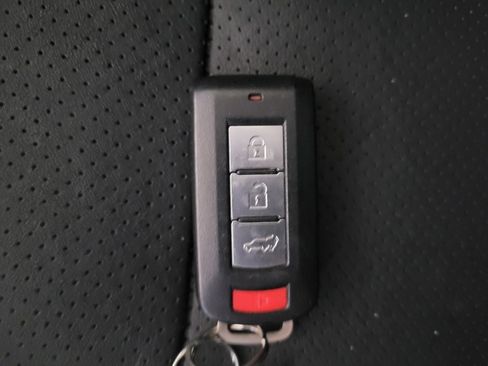 Used 2016 Mitsubishi Outlander SEL image 32