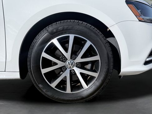Used 2017 Volkswagen Jetta SE image 11