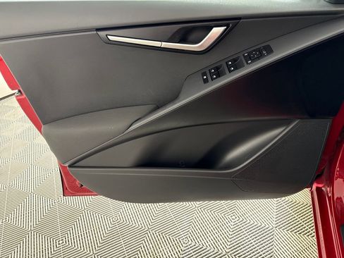 Used 2023 Kia Niro LX image 11